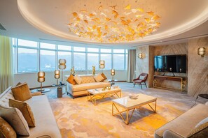 Suite presidencial, varias camas | 1 habitación, ropa de cama de alta calidad, edredón y minibar 