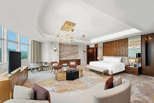 Suite Deluxe, 1 cama de matrimonio grande con sofá cama | Ropa de cama de alta calidad, edredones de plumas, minibar y caja fuerte