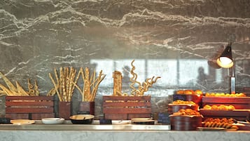 Sarapan prasmanan setiap hari (PKR 3400 per orang)