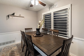 Dining - "It's a Peaceful, Easy Feeling" Pool/Hot Tub, 3 BD/2Ba, TTU is 4 miles (Lubbock)