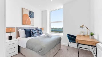 1 soveværelse, skrivebord, lydisolering, strygejern/strygebræt