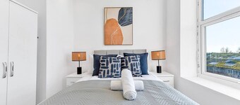 Timeless Comfort: 1-Bed Gem with Deluxe Kitchen