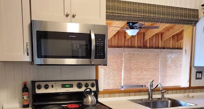 Hot Tub! Book Now for Spring and Summer!