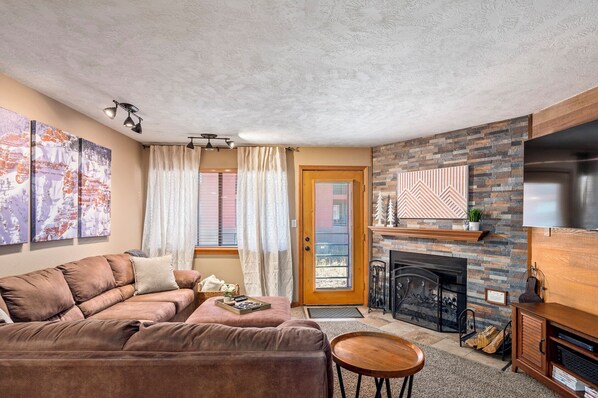 Fireplace - Giant Step #14 located on the Giants Steps lifts tubing hill - Sleeps 6 in beds (Brian Head)