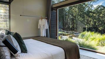 4 bedrooms, travel cot, WiFi, bed sheets