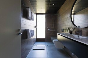Een douche, een haardroger, handdoeken