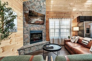 Fernseher, Kamin, Tischfußball