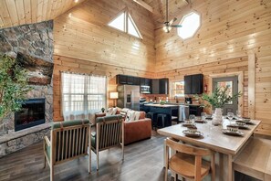 Fernseher, Kamin, Tischfußball