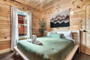 4 habitaciones, escritorio y tabla de planchar con plancha 