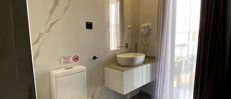 Deluxe Double Room | Bathroom | Shower, free toiletries, hair dryer, slippers