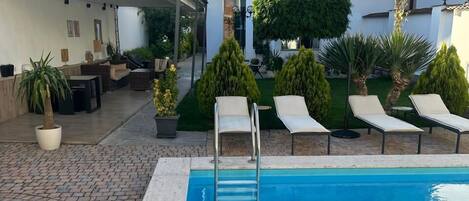 Seasonal outdoor pool, free cabanas, sun loungers