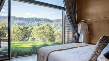 4 bedrooms, travel cot, WiFi, bed sheets