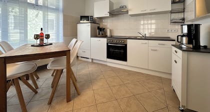 FeWo "Goldener Steiger" für 4 Personen im Zentrum von Naumburg 99% barrierefrei