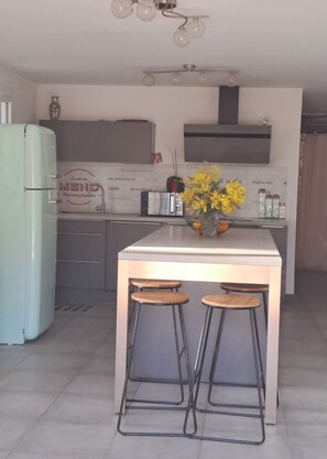 Fridge, microwave, oven, stovetop - Pretty ground floor villa with pool (Peri)