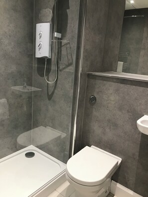 Douche, sĂšche-cheveux, serviettes fournies, savon