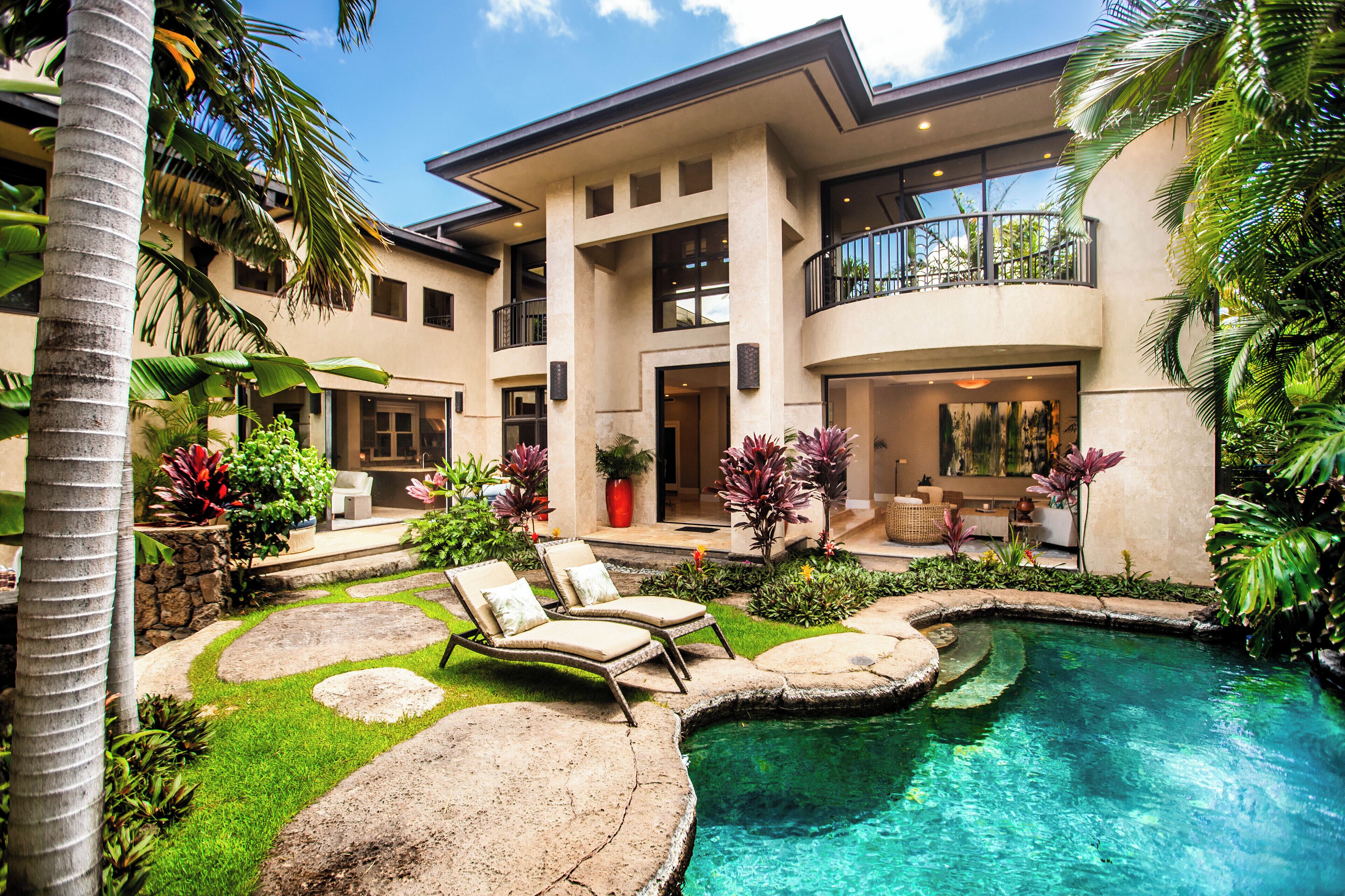 Pili Pono: Elegant Honolulu Retreat with Pool & Private Oasis