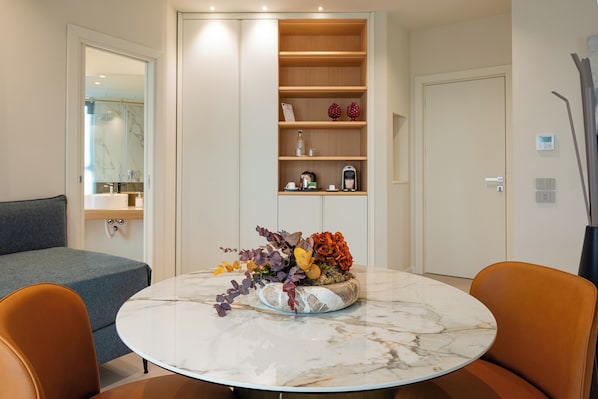 Suite – design, delvis sjøutsikt | Oppholdsområde | TV