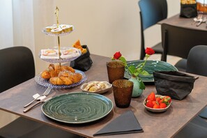 Free daily buffet breakfast