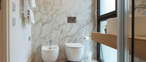 Suite Design, vue partielle sur la mer | Salle de bain
