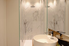 Deluxe Double Room, City View | Bathroom | Shower, hair dryer, slippers, towels - Hera rooms and suites (Agrigento)