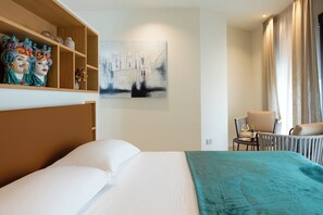 Design-sviitti, osittainen merinäköala | 1 makuuhuone, tallelokero huoneessa, työpöytä