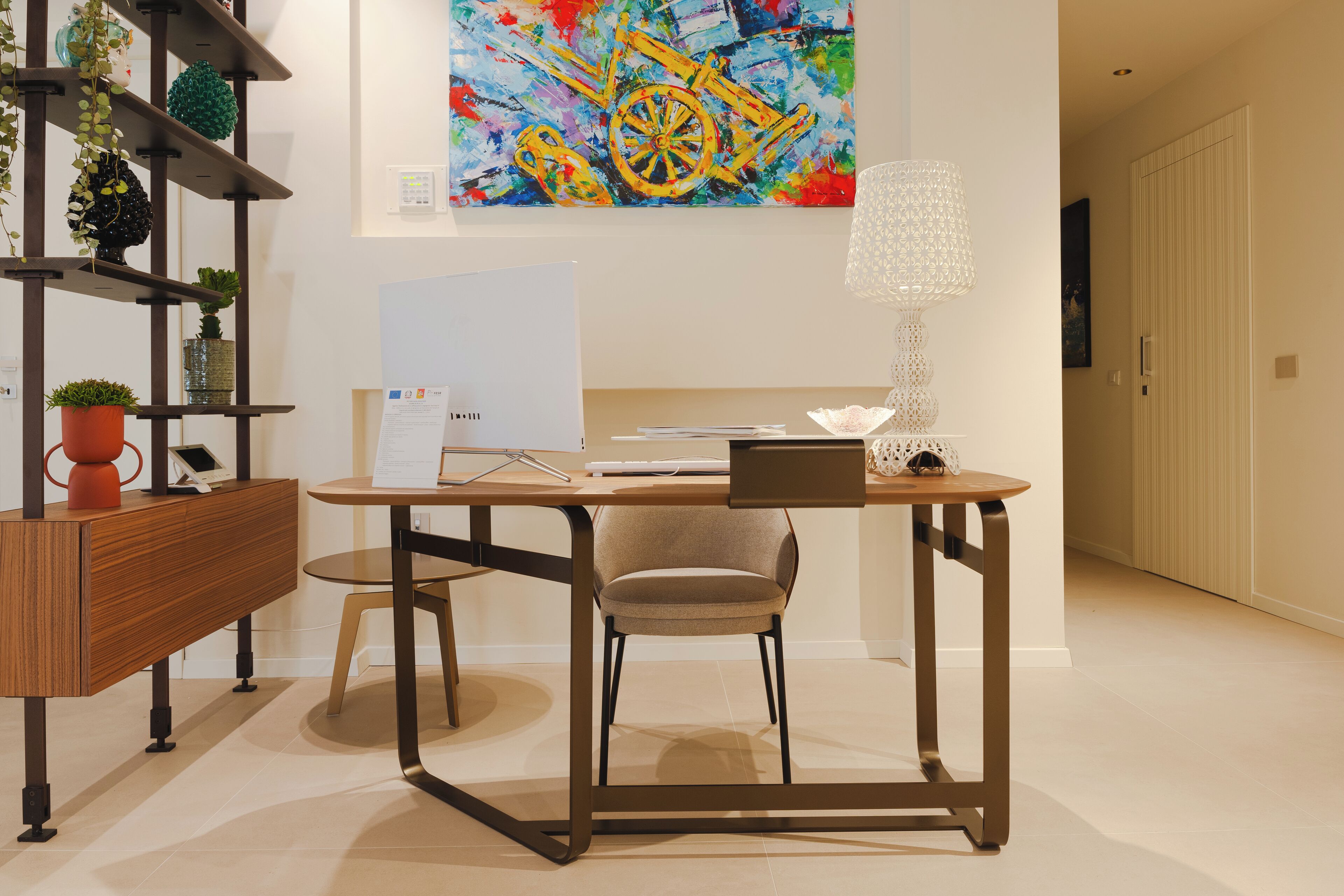 Un espace de bureau moderne comprenant un bureau, une chaise et des étagères ornées de plantes.