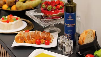 Un bufet amb diferents aliments, com fruita, formatge i pa.