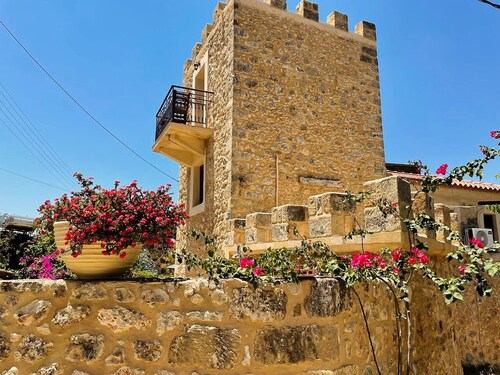 Pyrgos Fassea Kardamyli Tower: A Luxury historical towerhouse.