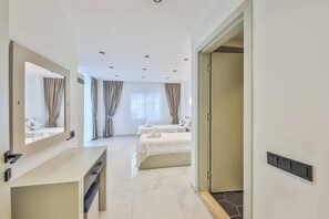 5 bedrooms, WiFi, bed sheets