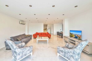 Smart-tv en een tafeltennistafel