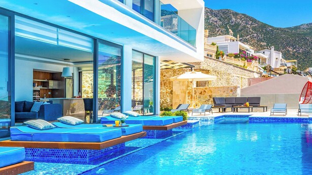 Un hôtel moderne doté d’une piscine, d’un espace extérieur aménagé et offrant une vue sur le paysage environnant.