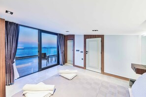 7 bedrooms, WiFi, bed sheets