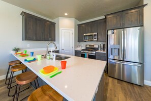 Een koelkast, een magnetron, een oven, een kookplaat