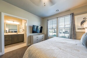 3 bedrooms, iron/ironing board, WiFi, bed sheets - Beautiful, dog-friendly townhome with shared pool, hot tub, & lazy river (Washington)
