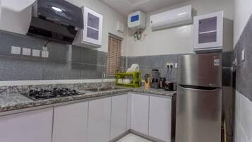 Refrigerador, microondas, horno, placa de cocina