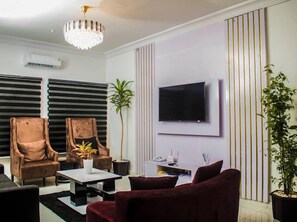 Økonomileilighet, balkong, byutsikt | Oppholdsområde