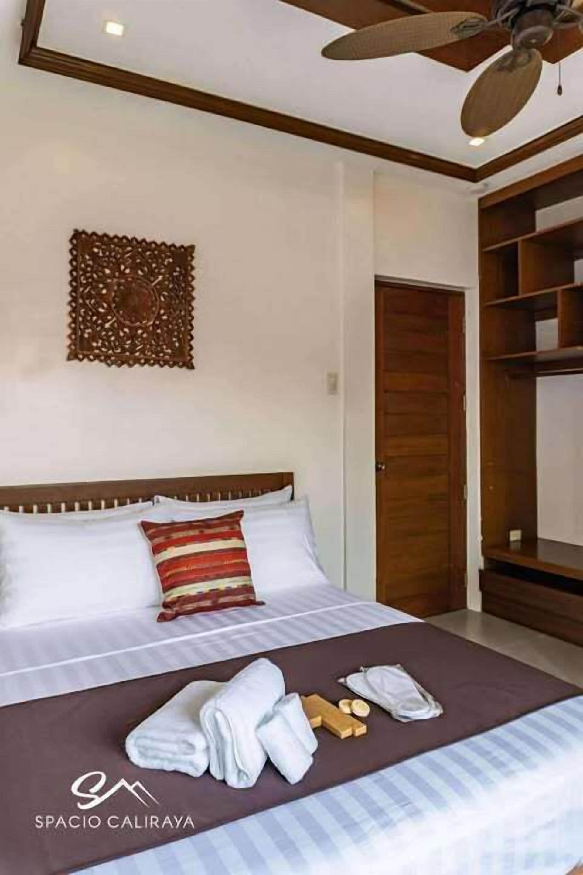 デラックス ルーム | 高級寝具、テンピュール、ミニバー、客室ごと に異なる装飾