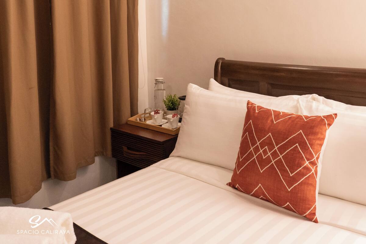 Roupas de cama premium, camas Tempur-Pedic, frigobar