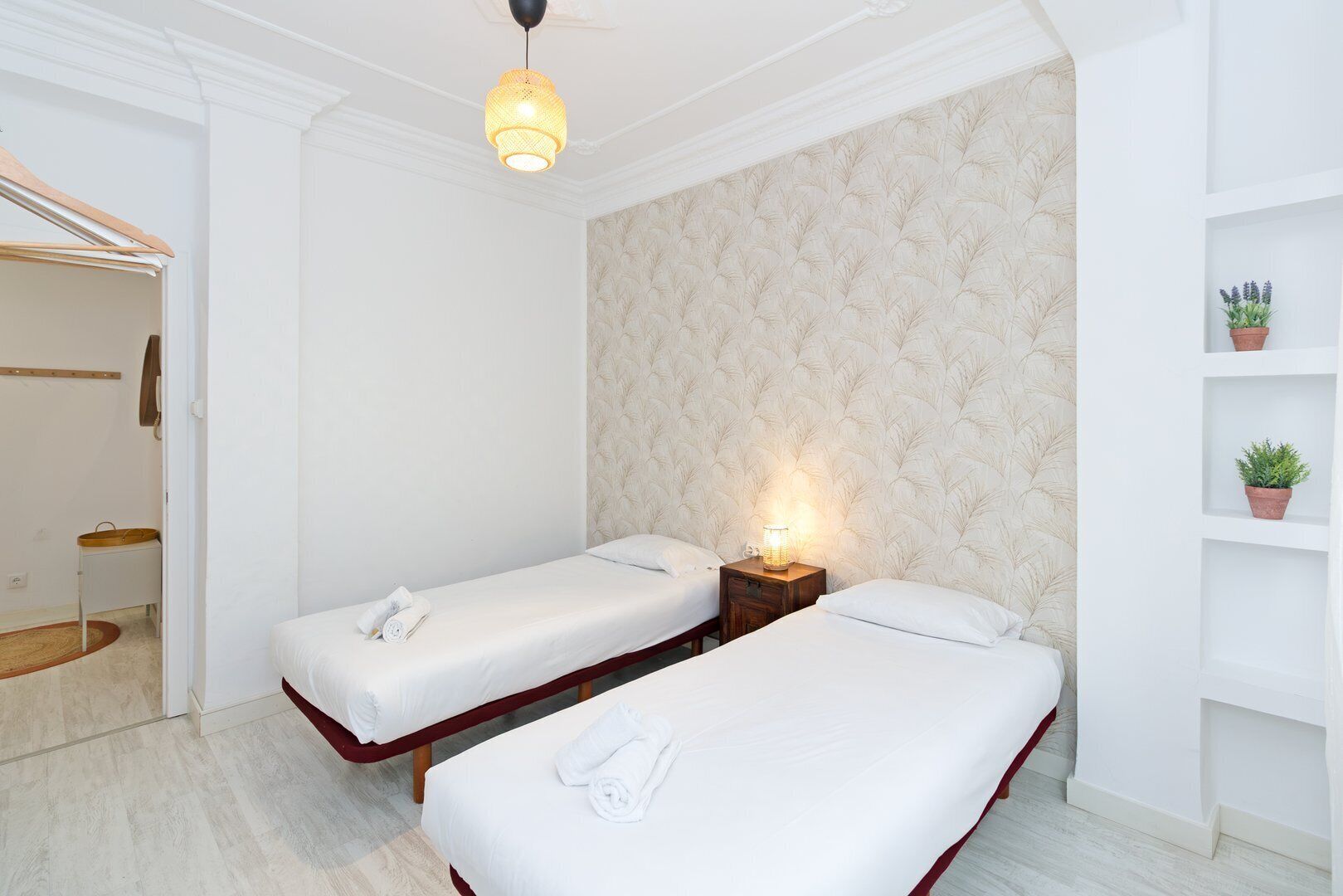 2 makuuhuonetta, työpöytä, silitysrauta/-lauta, internet