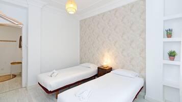 2 makuuhuonetta, työpöytä, silitysrauta/-lauta, internet