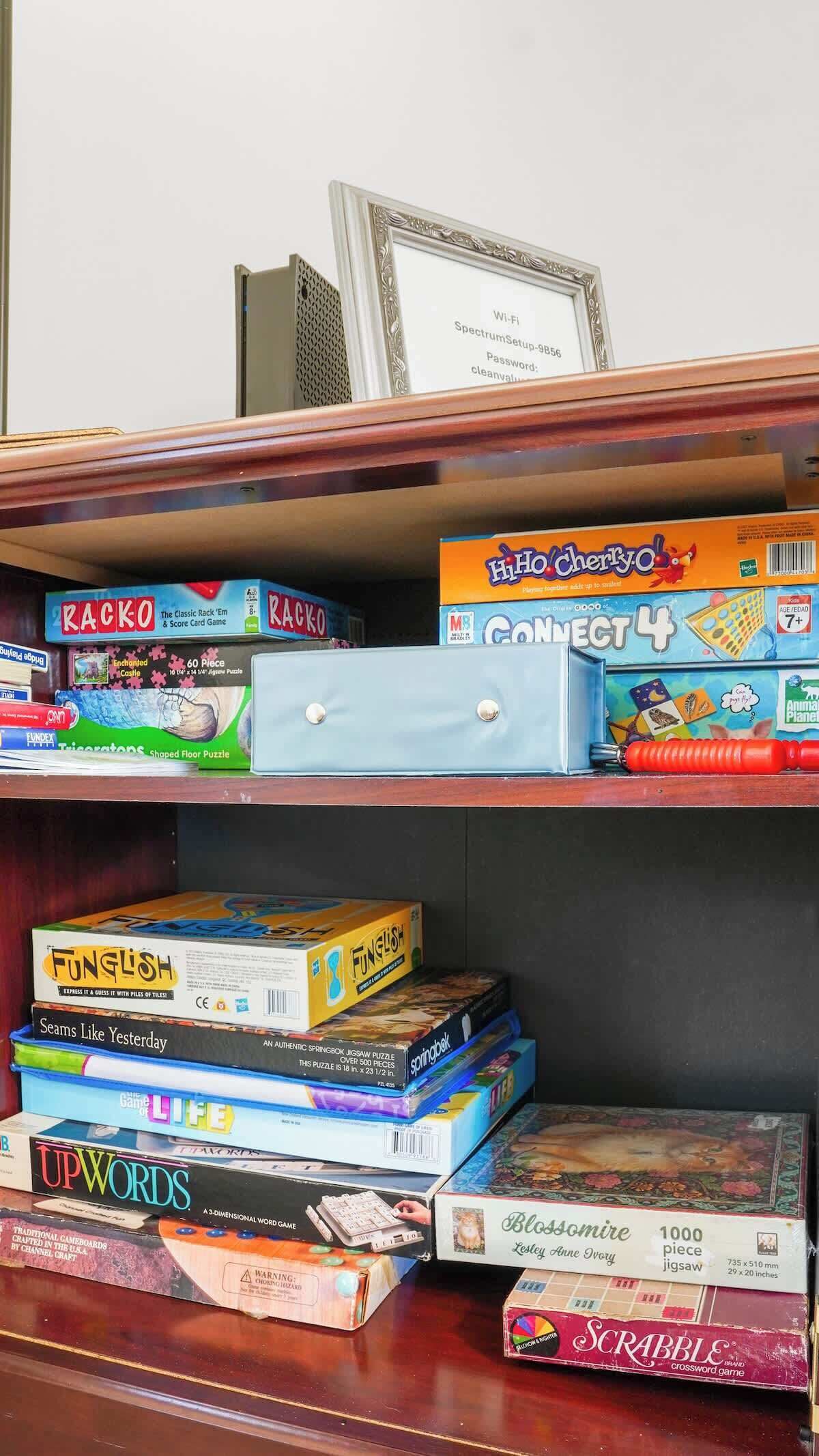 Een verzameling gezelschapsspellen op een plank.