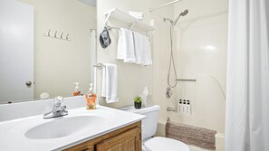 Hiustenkuivaaja, pyyhkeet, saippua, vessapaperi