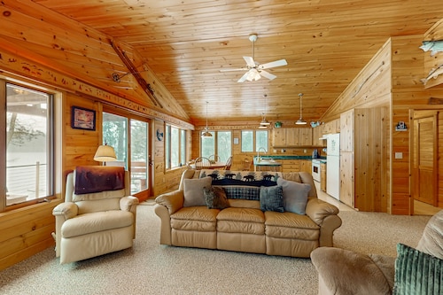 Cozy, Peaceful, Lakefront Retreat with Private Walking trails, Fire pit, & More