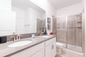 Haartrockner, Handtücher, Seife, Toilettenpapier