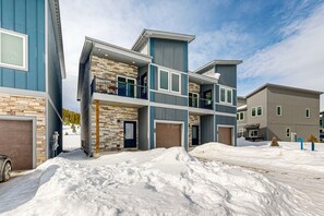 Exterior - Charming townhouse with mountain views, gas fireplace, and dog friendly (Tabernash)