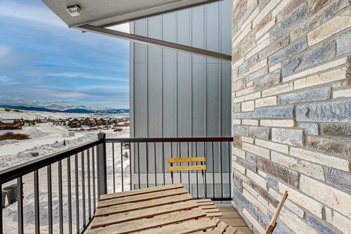 Charming townhouse with mountain views, gas fireplace, and dog friendly