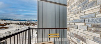 Charming townhouse with mountain views, gas fireplace, and dog friendly