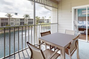 Outdoor dining - Family-friendly lakefront condo with pool, hot tub, and golf (Naples)