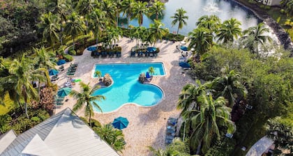 Family-friendly lakefront condo with pool, hot tub, and golf