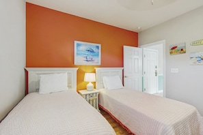 3 habitaciones, tabla de planchar con plancha, internet y ropa de cama